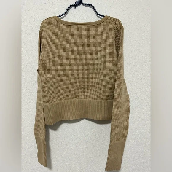 Aerie Offline Main Squeeze Seamless Crop Waffle Knit Henley - Picture 3 of 6